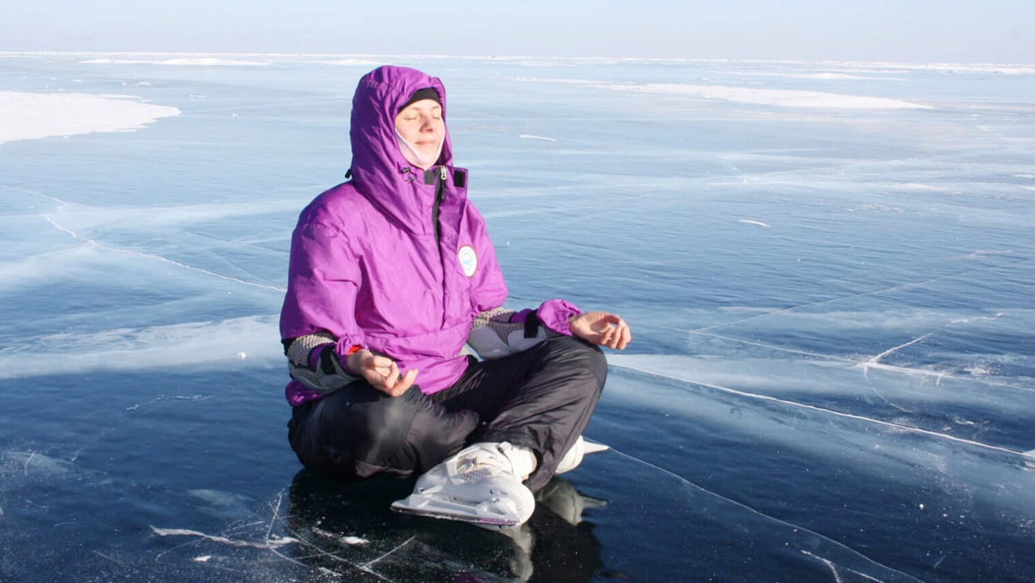 Поход по зимнему Байкалу на коньках